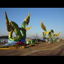 Die großen Nagas auf der Uferpromenade